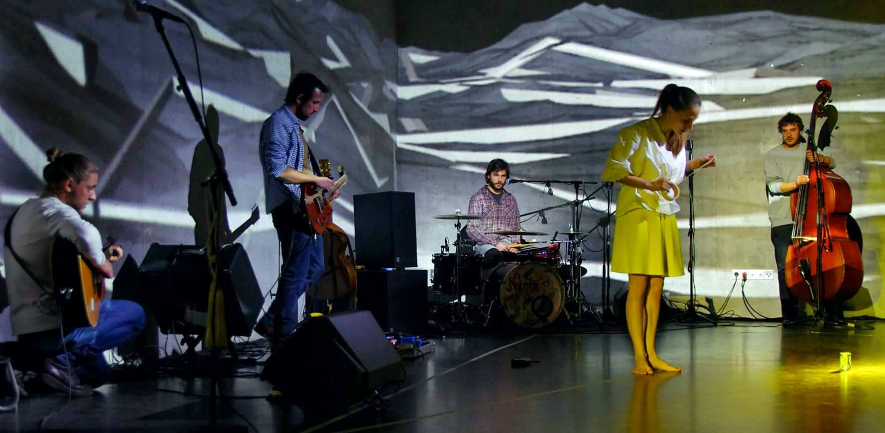 circolo_dance_band_performance